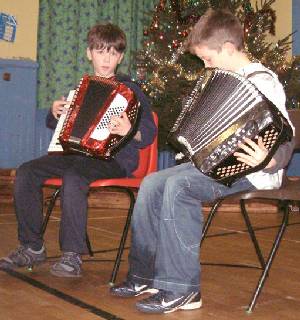 Two young F�is 
                      accordionists